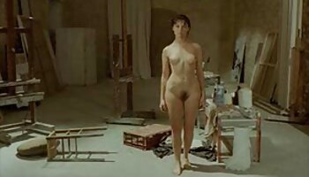 La moglie Cheyenne Jewel riposa sulle nonne puttane ginocchia di Cuckold Hubbys mentre un altro uomo la ara