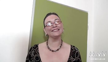Giovani cortigiane - Sarah Sultry - Non vecchie troie tedesche indossa lingerie