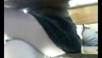 Ragazza dalle tette piccole si masturba dal vivo in webcam con vecchie troie pelose un vibratore nel buco del culo